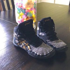 Great condition ASICS youth size 4 wrestling shoes